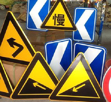 双峰标识标牌中颜色的确定是很重要的。